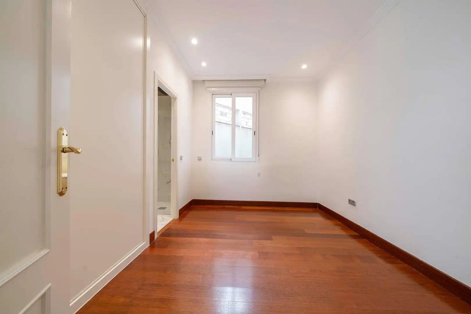 Bedroom of Flat for rent in Madrid  with Air Conditioner, Heating and Balcony