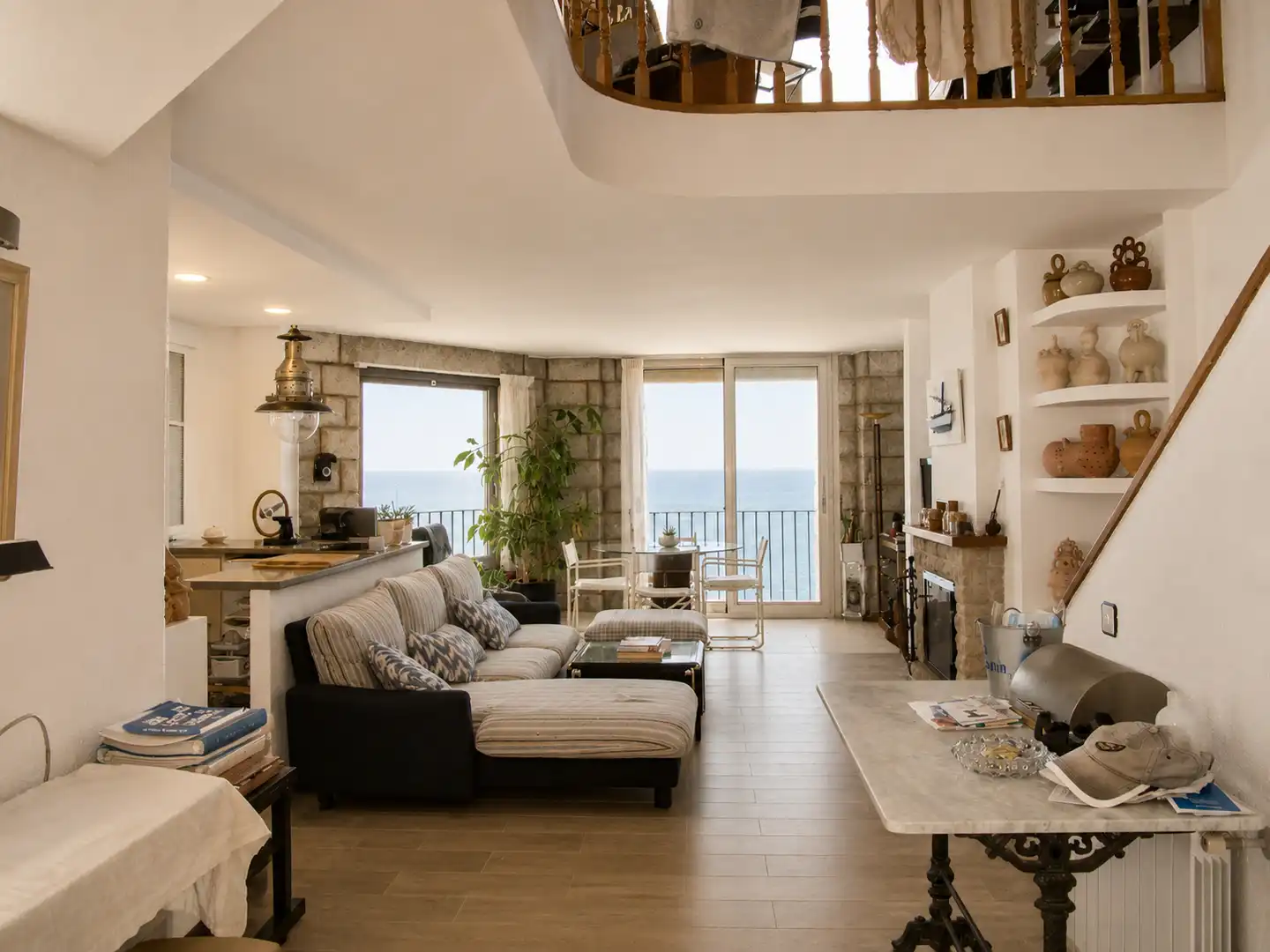 Sala d'estar de Dúplex en venda en L'Escala amb Calefacció, Terrassa i Moblat