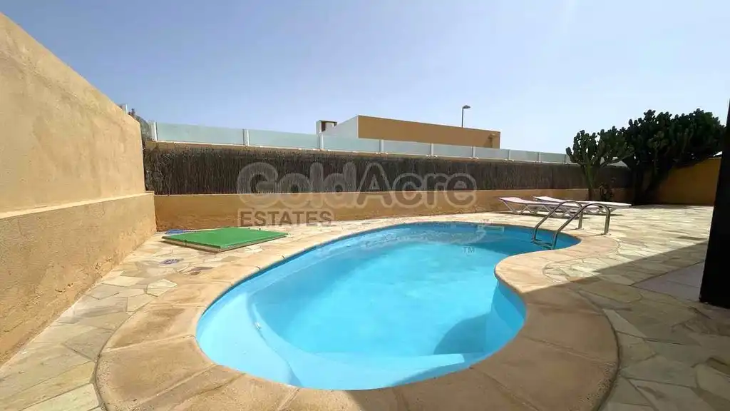 Piscina de Casa o xalet en venda en La Oliva