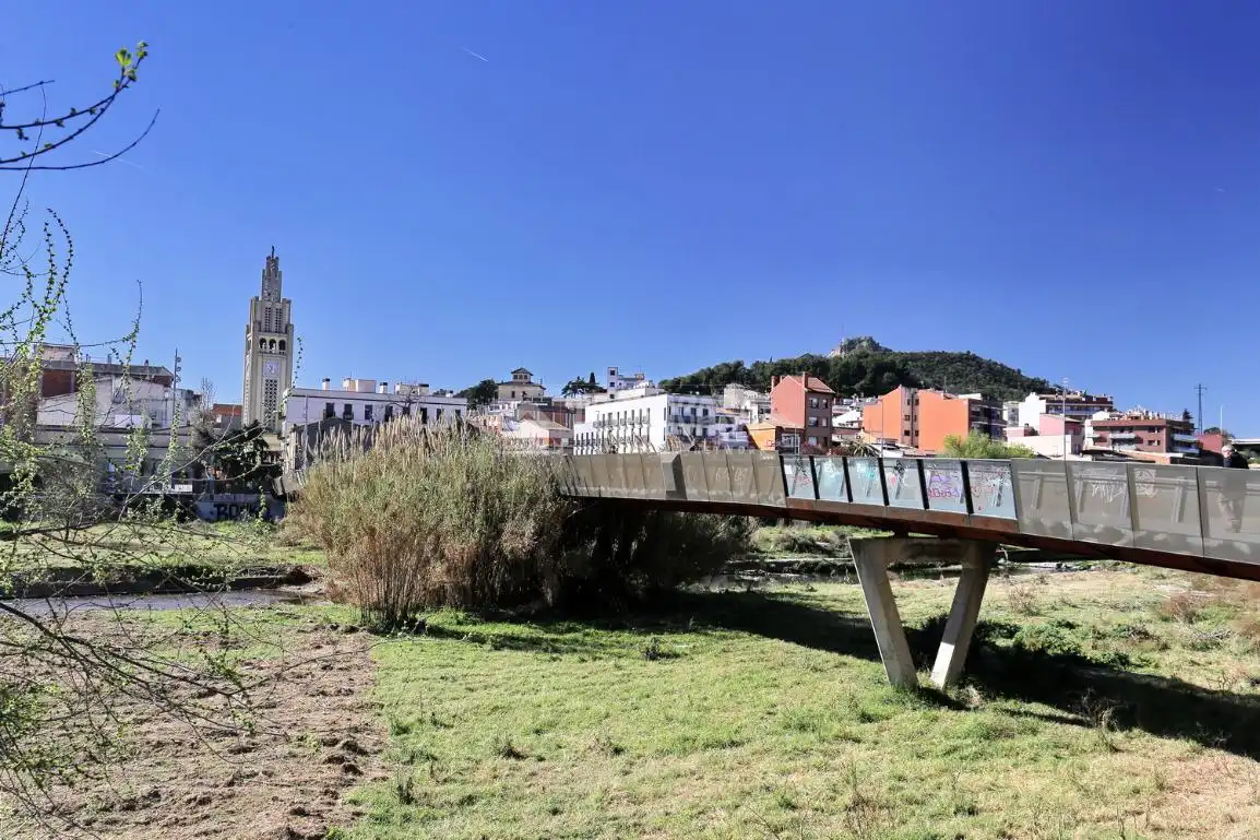 Vista exterior de Casa adosada en venda en Montcada i Reixac amb Balcó
