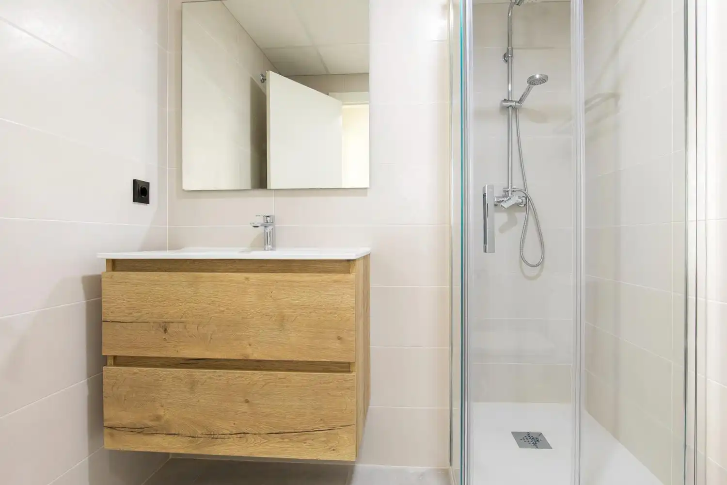 Bathroom of Flat for rent in Zaragoza  with Air Conditioner, Heating and Balcony