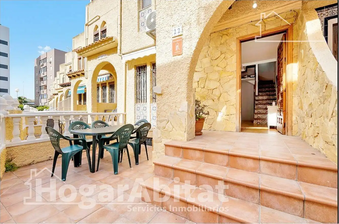 Terrassa de Casa adosada en venda en Torrevieja amb Aire condicionat, Calefacció i Jardí privat