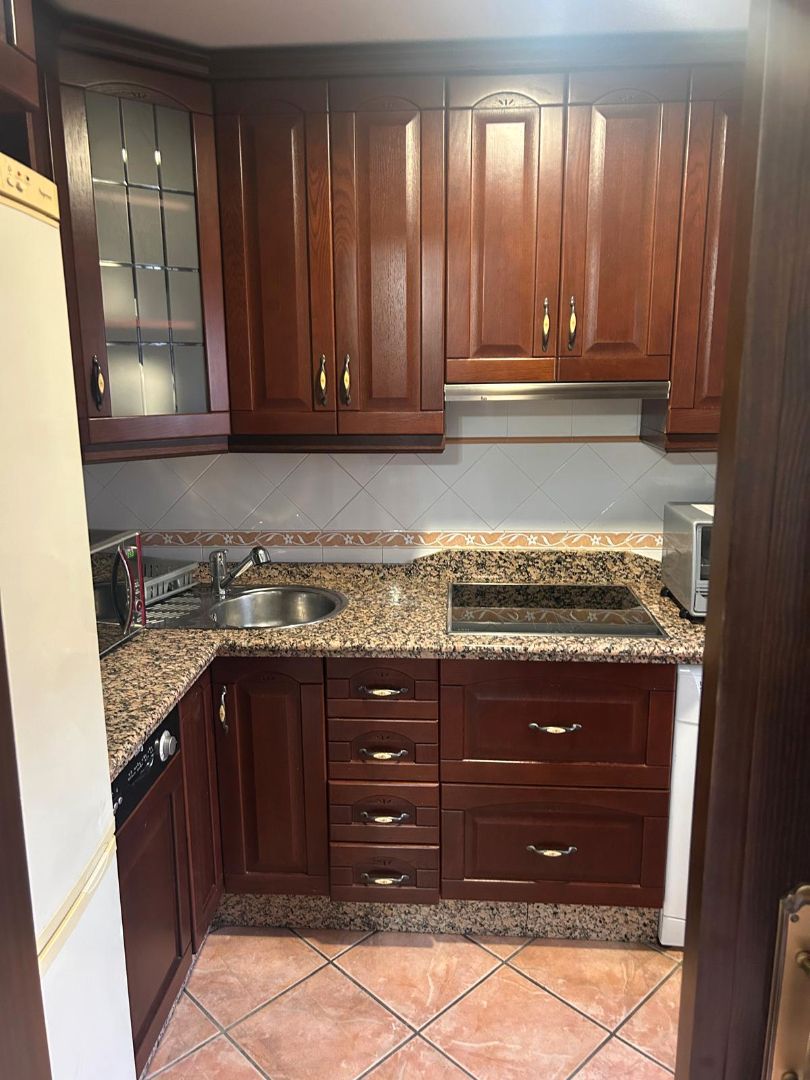 Cuina de Apartament de lloguer en Dos Hermanas amb Aire condicionat i Moblat