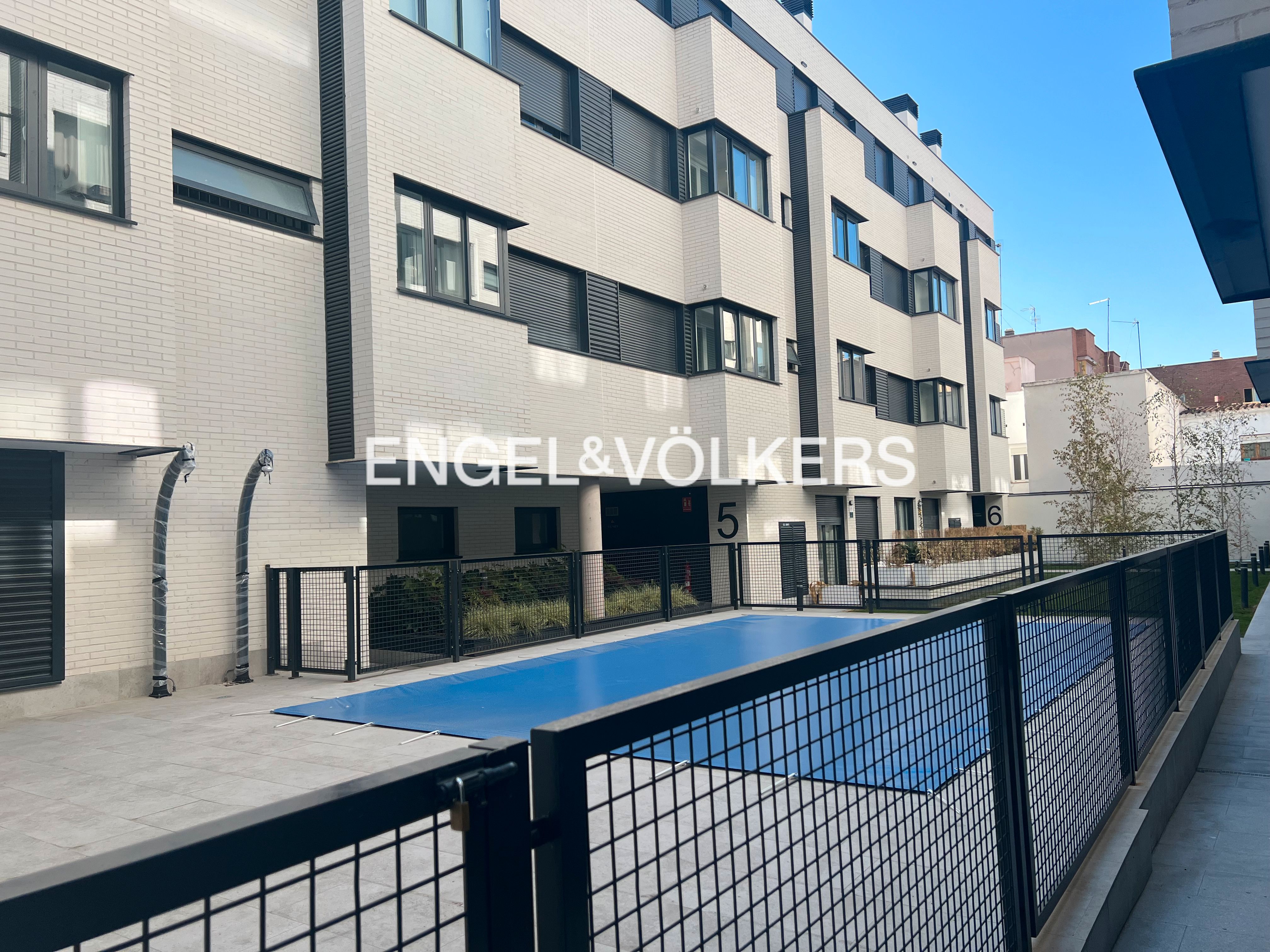 Exterior view of Apartment for sale in  Madrid Capital  with Air Conditioner, Heating and Private garden