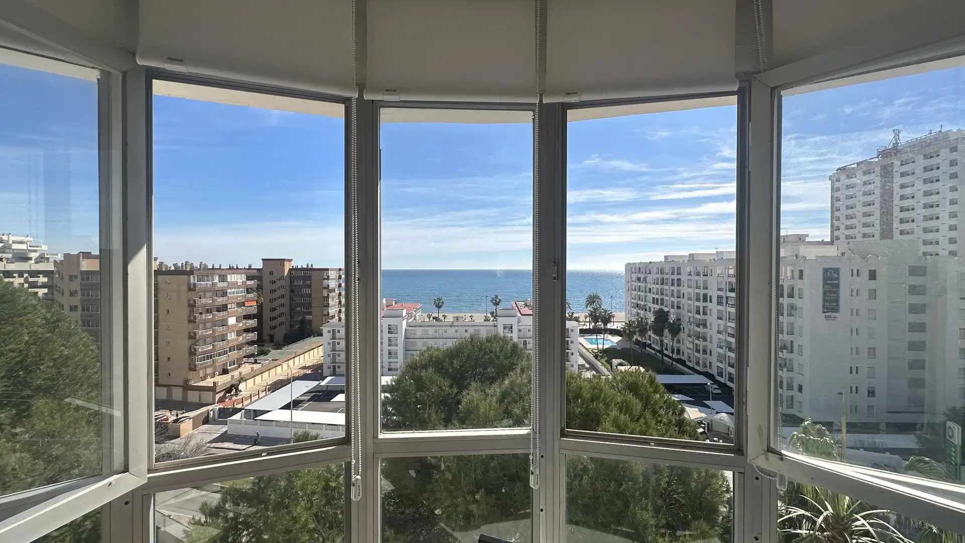 Dormitori de Apartament de lloguer en Fuengirola amb Jardí privat i Piscina comunitària