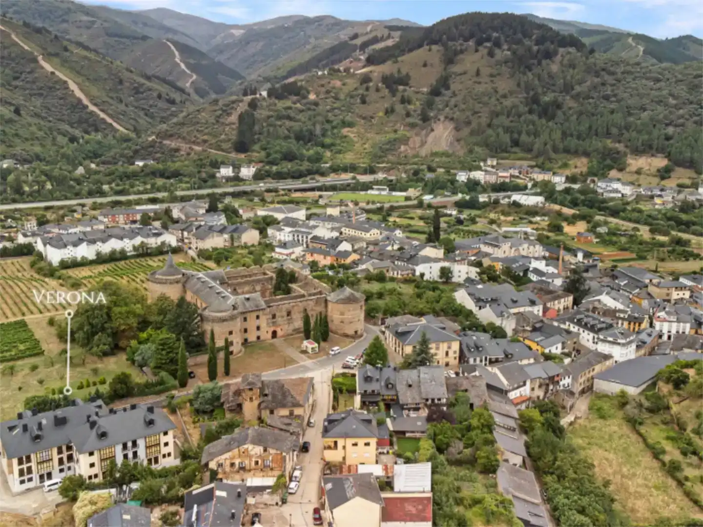 Vista exterior de Piso en venta en Villafranca del Bierzo, León