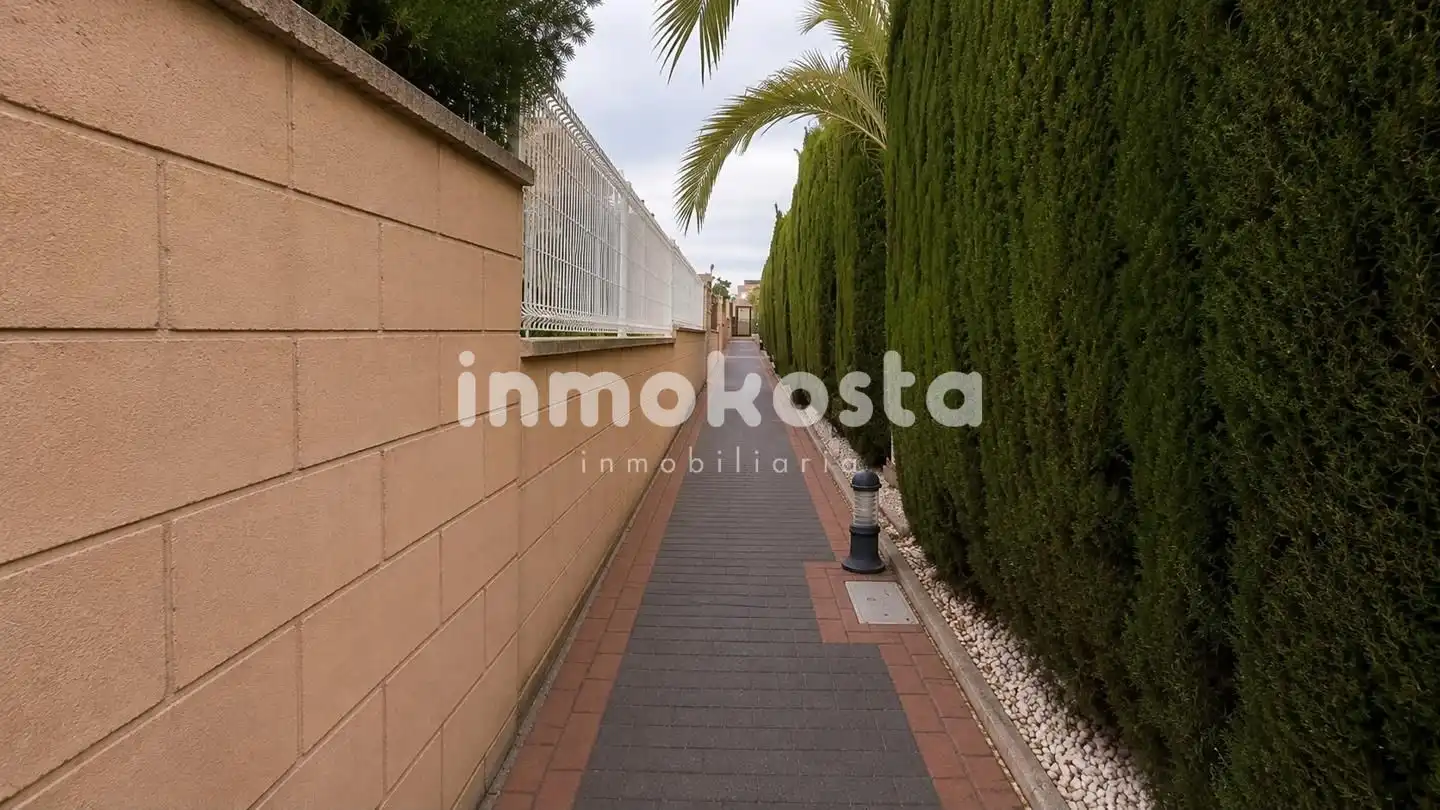 Vista exterior de Casa adosada en venda en La Nucia amb Aire condicionat, Jardí privat i Terrassa