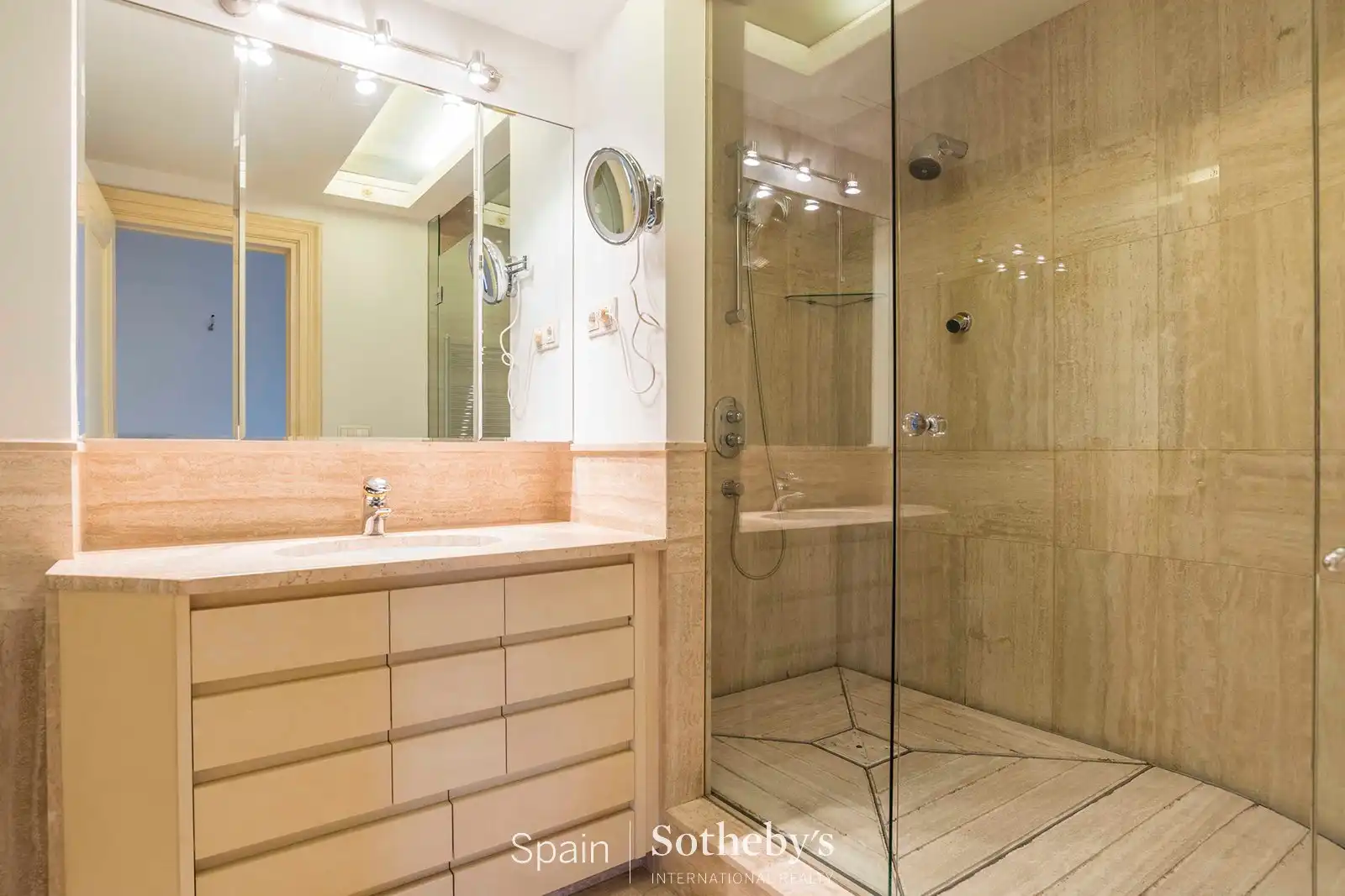 Baño de Dúplex de alquiler en Madrid con Aire acondicionado, Calefacción y Trastero