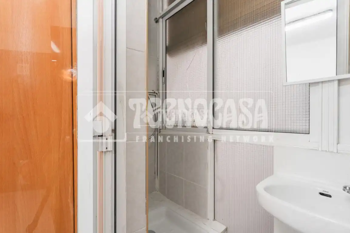 Bany de Pis en venda en Cornellà de Llobregat amb Calefacció
