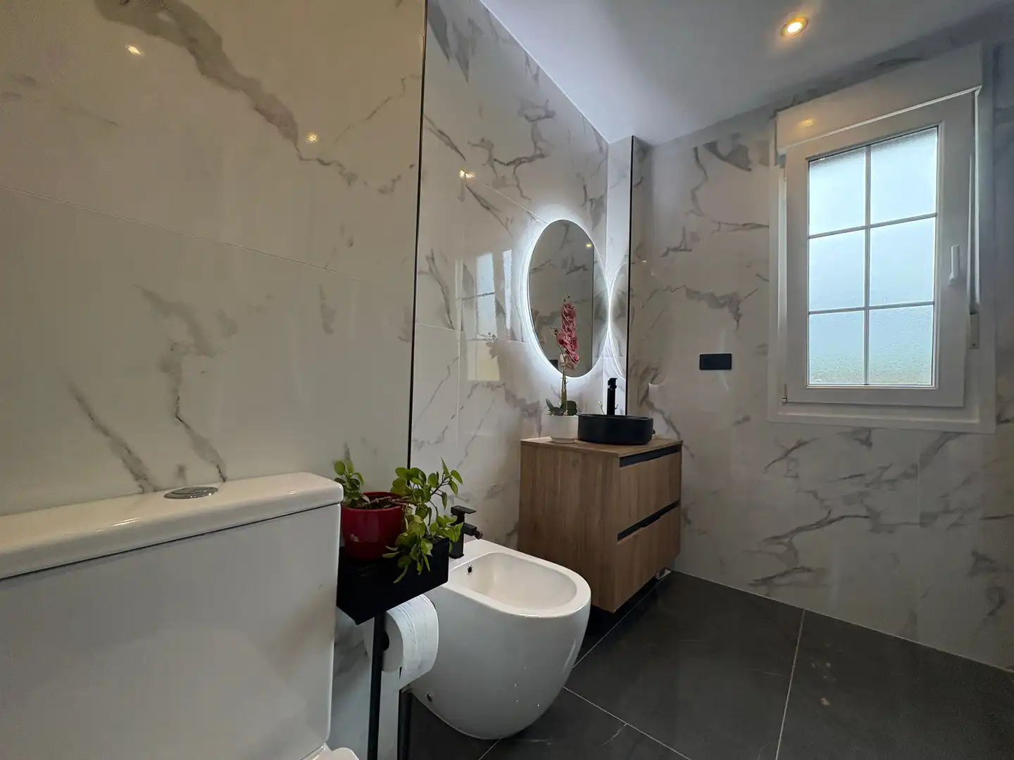 Badezimmer von Einfamilien-Reihenhaus zum Verkauf in Carreño mit Heizung, Parkett und Terrasse