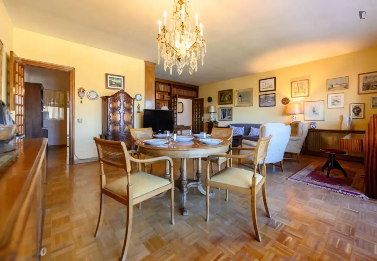 Menjador de Apartament de lloguer en Madrid amb Aire condicionat, Moblat i Forn