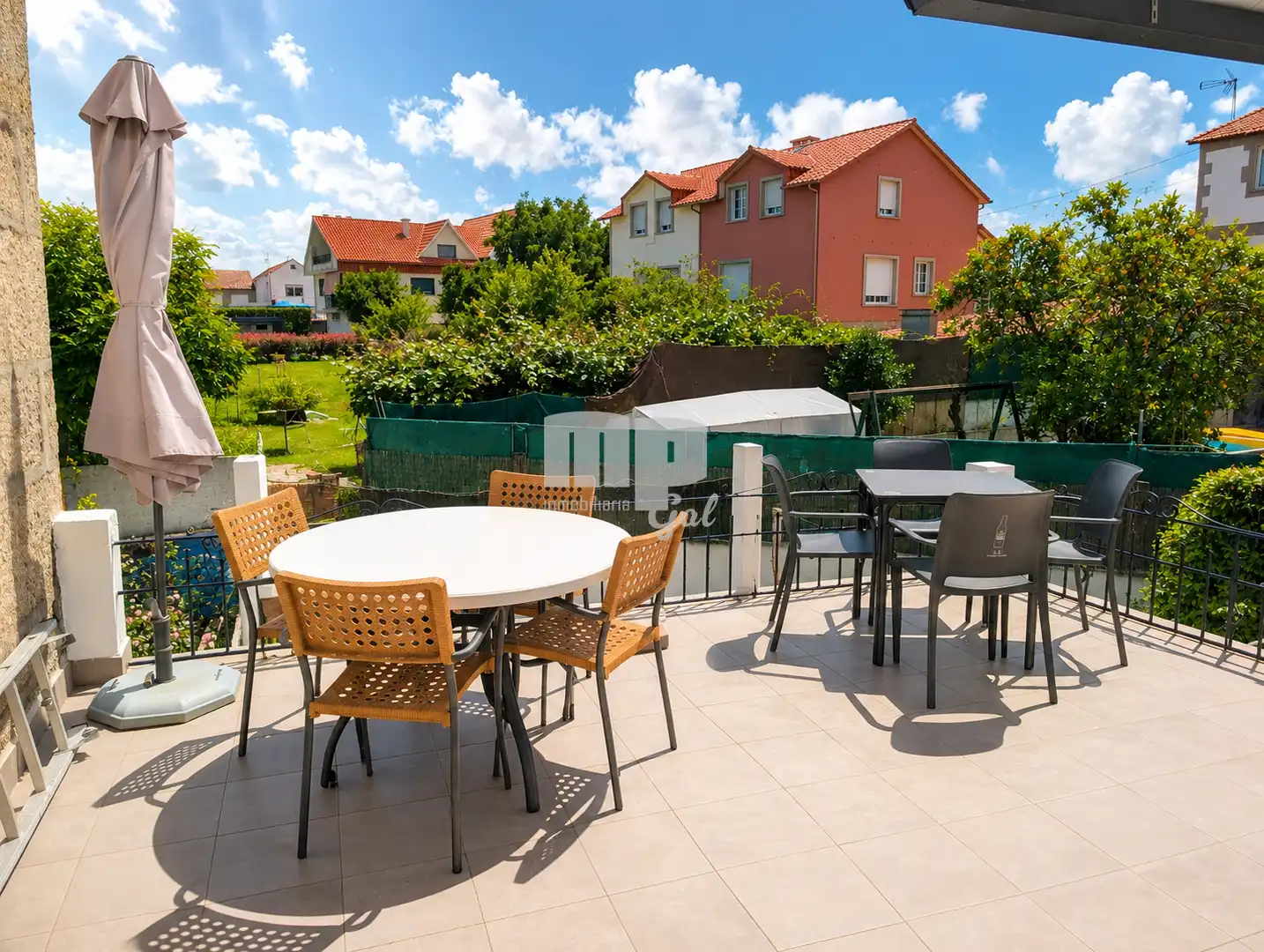 Terrassa de Casa o xalet en venda en Cangas  amb Calefacció, Jardí privat i Parquet