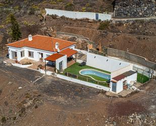 Vista exterior de Casa o xalet en venda en Adeje amb Jardí privat, Terrassa i Piscina