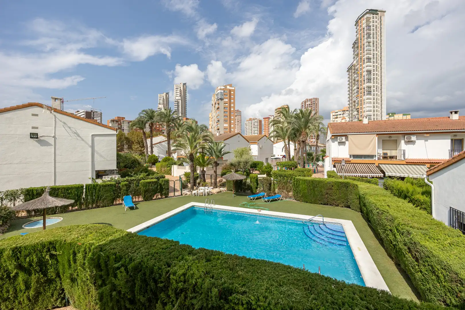 Vista exterior de Casa adosada en venda en Benidorm amb Piscina, Moblat i Piscina comunitària