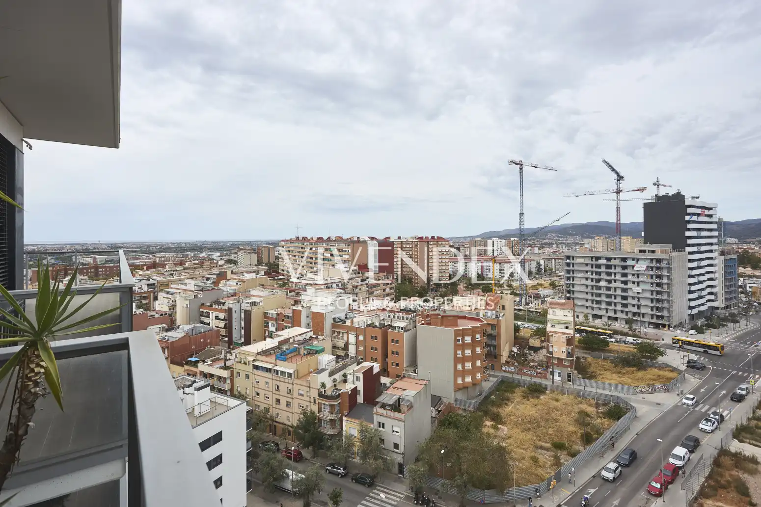 Vista exterior de Àtic en venda en L'Hospitalet de Llobregat amb Aire condicionat, Calefacció i Parquet