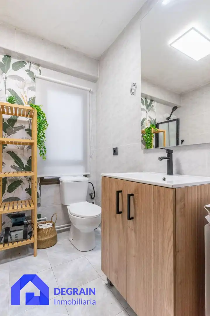 Bathroom of Flat for rent in Oviedo   with Furnished