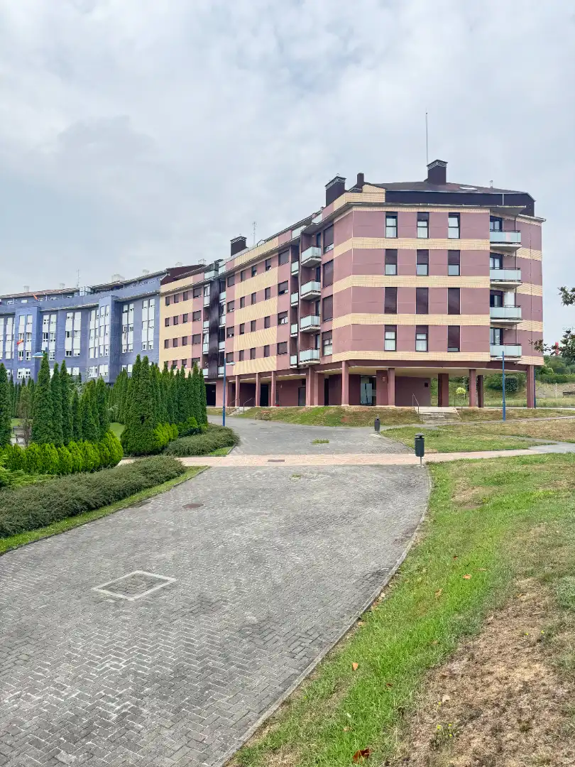 Vista exterior de Ático en venta en Avilés con Calefacción, Parquet y Terraza
