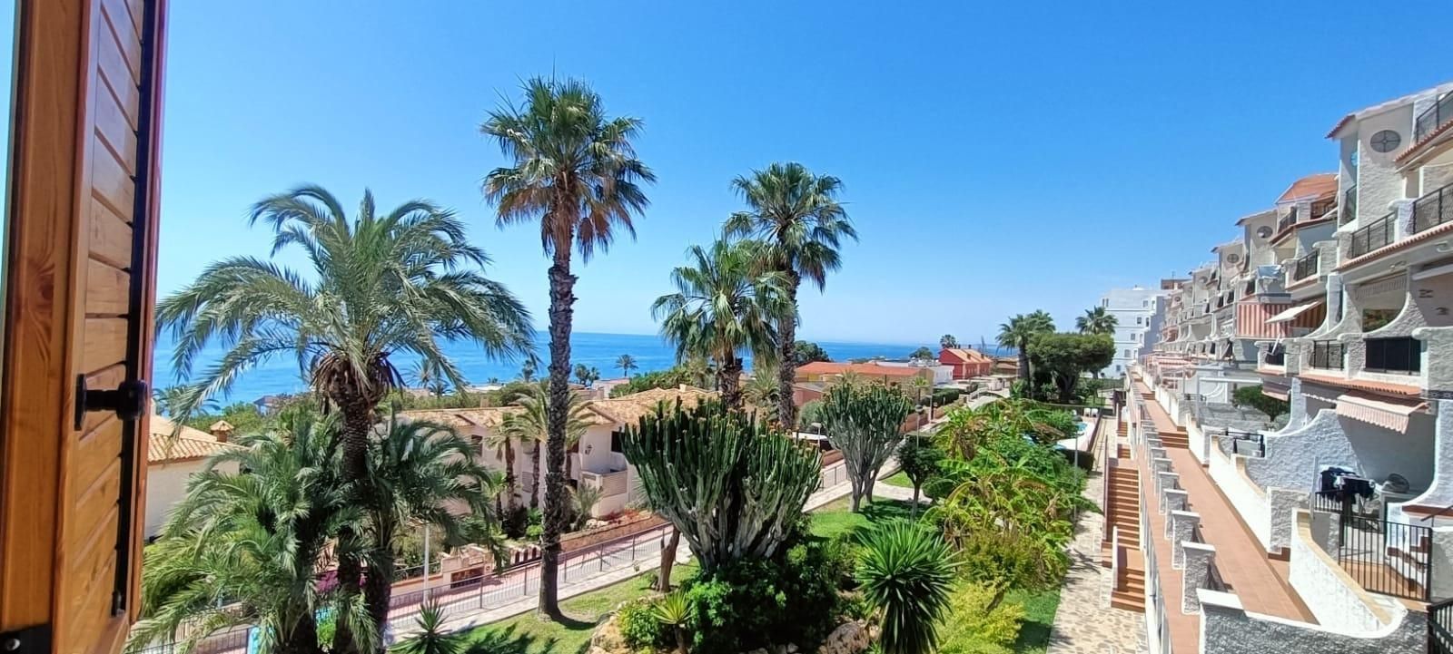Vista exterior de Casa o xalet de lloguer en Santa Pola amb Aire condicionat i Piscina comunitària