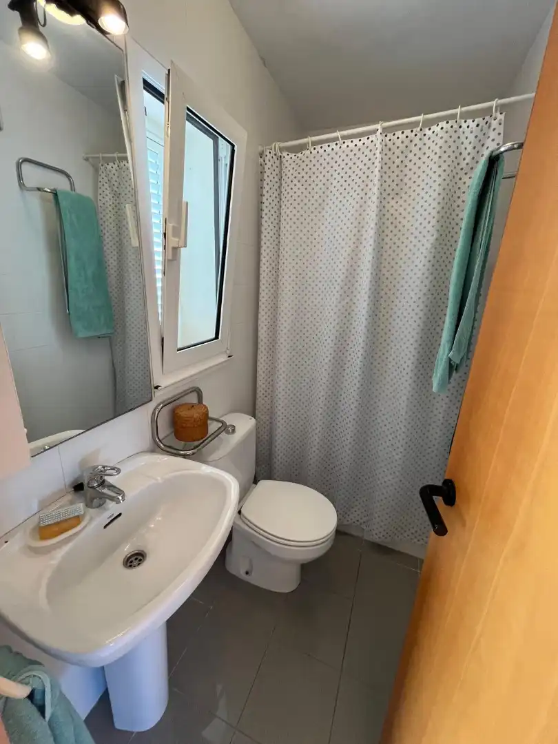 Badezimmer von Dachboden zum Verkauf in Palamós mit Terrasse und Möbliert
