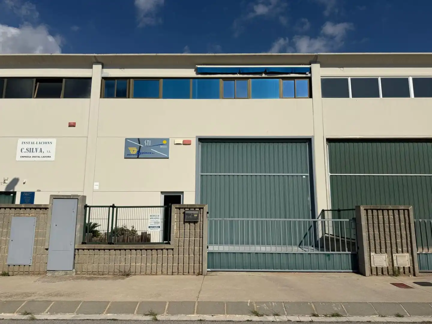 Vista exterior de Local en venta en Roda de Berà, Tarragona