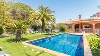 Vista exterior de Casa o xalet en venda en Argentona amb Aire condicionat, Terrassa i Piscina