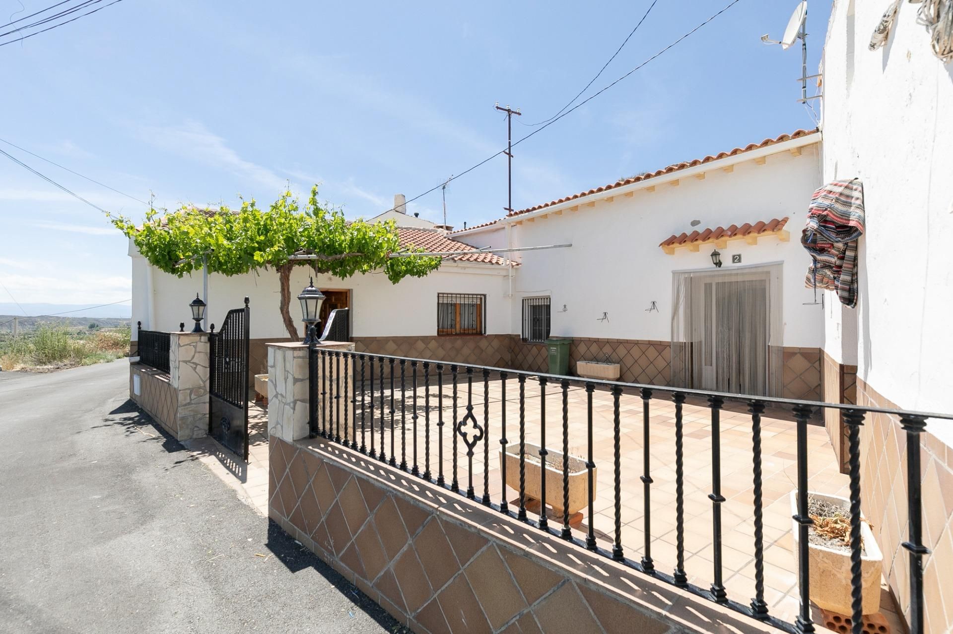 Vista exterior de Finca rústica en venda en Castilléjar amb Calefacció i Jardí privat