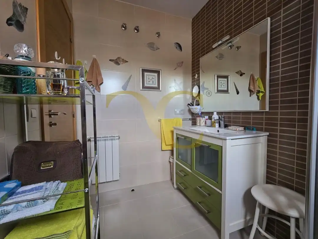 Badezimmer von Dachboden zum Verkauf in Llanes mit Heizung, Privatgarten und Terrasse