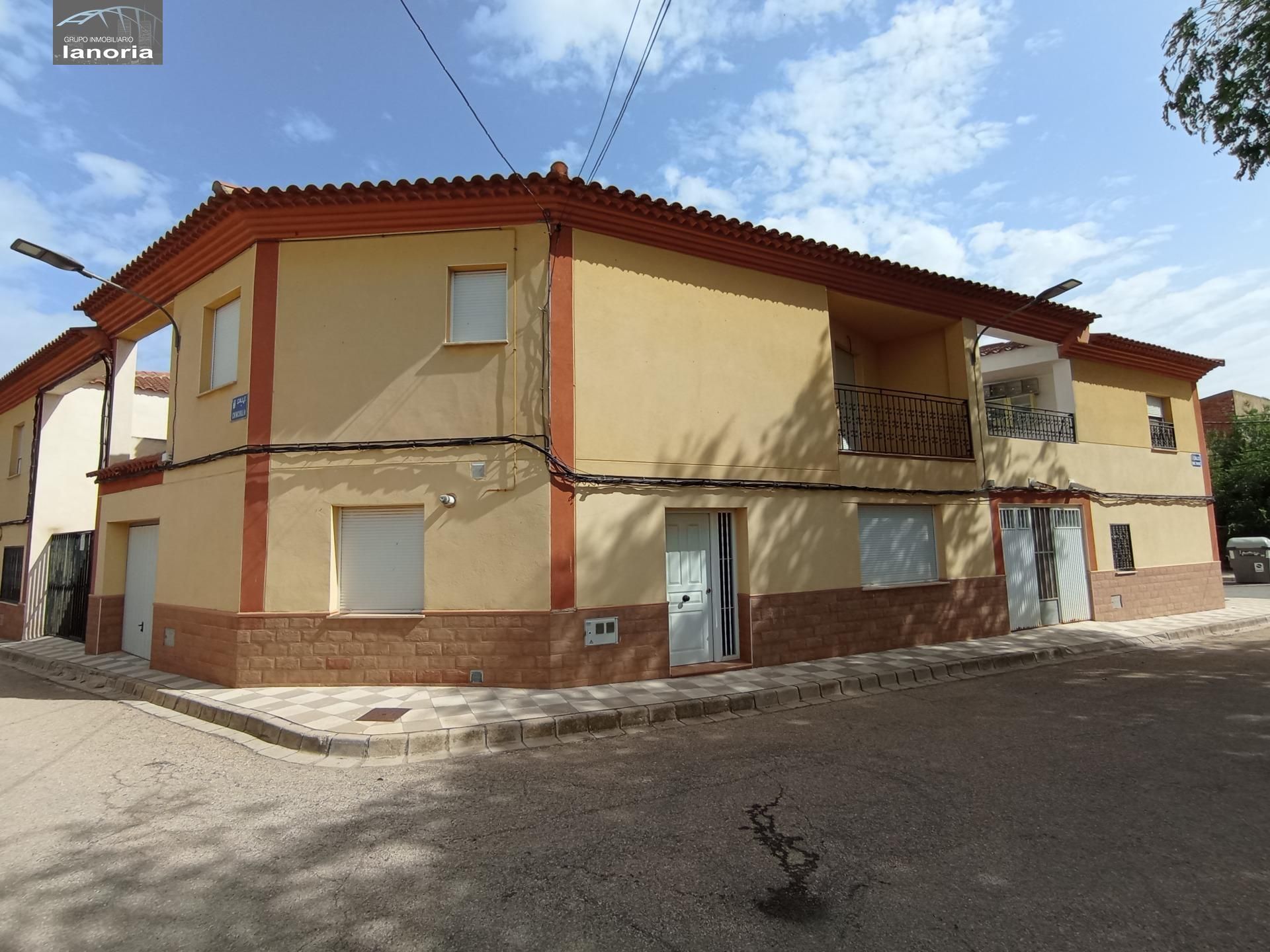 Vista exterior de Casa adosada en venda en  Albacete Capital amb Calefacció i Balcó