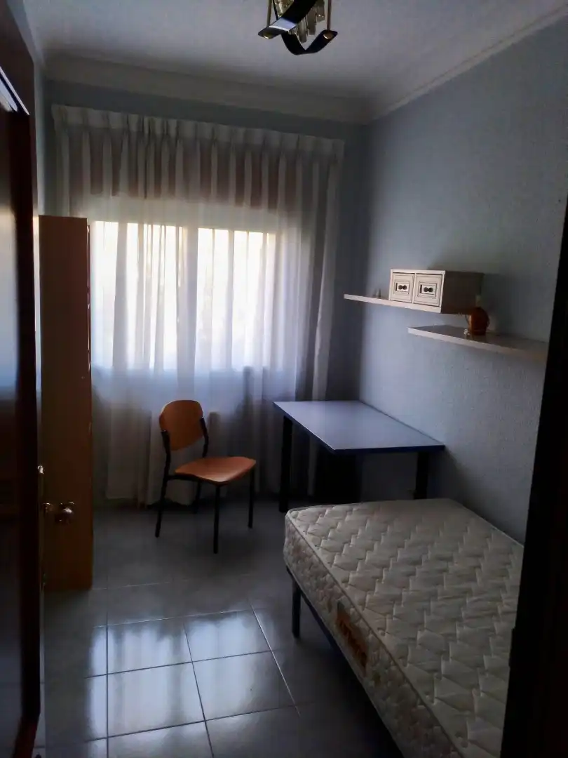 Habitación de Piso de alquiler en Zaragoza con Calefacción, Amueblado y Horno