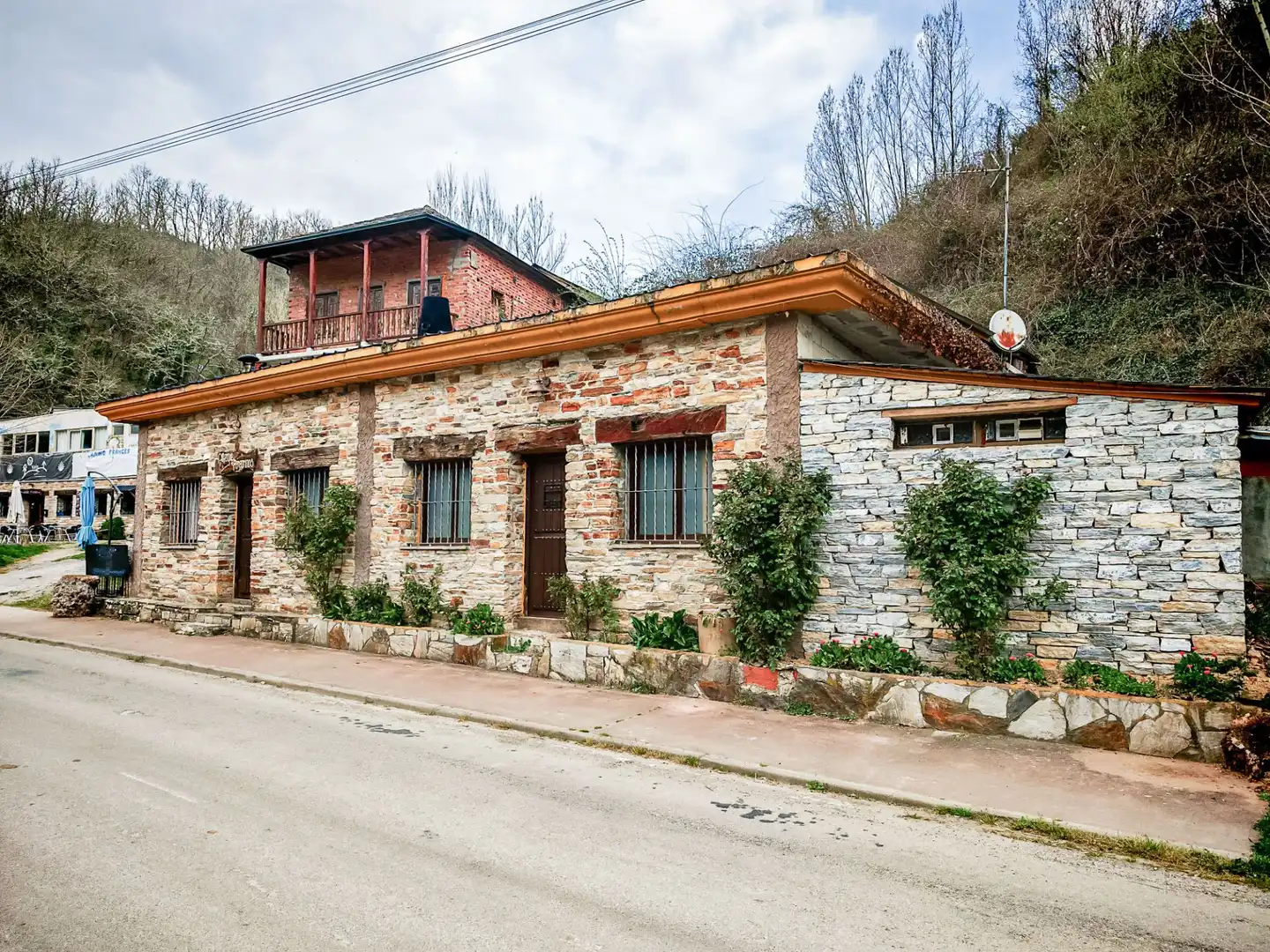 Vista exterior de Casa o xalet en venda en Vega de Valcarce