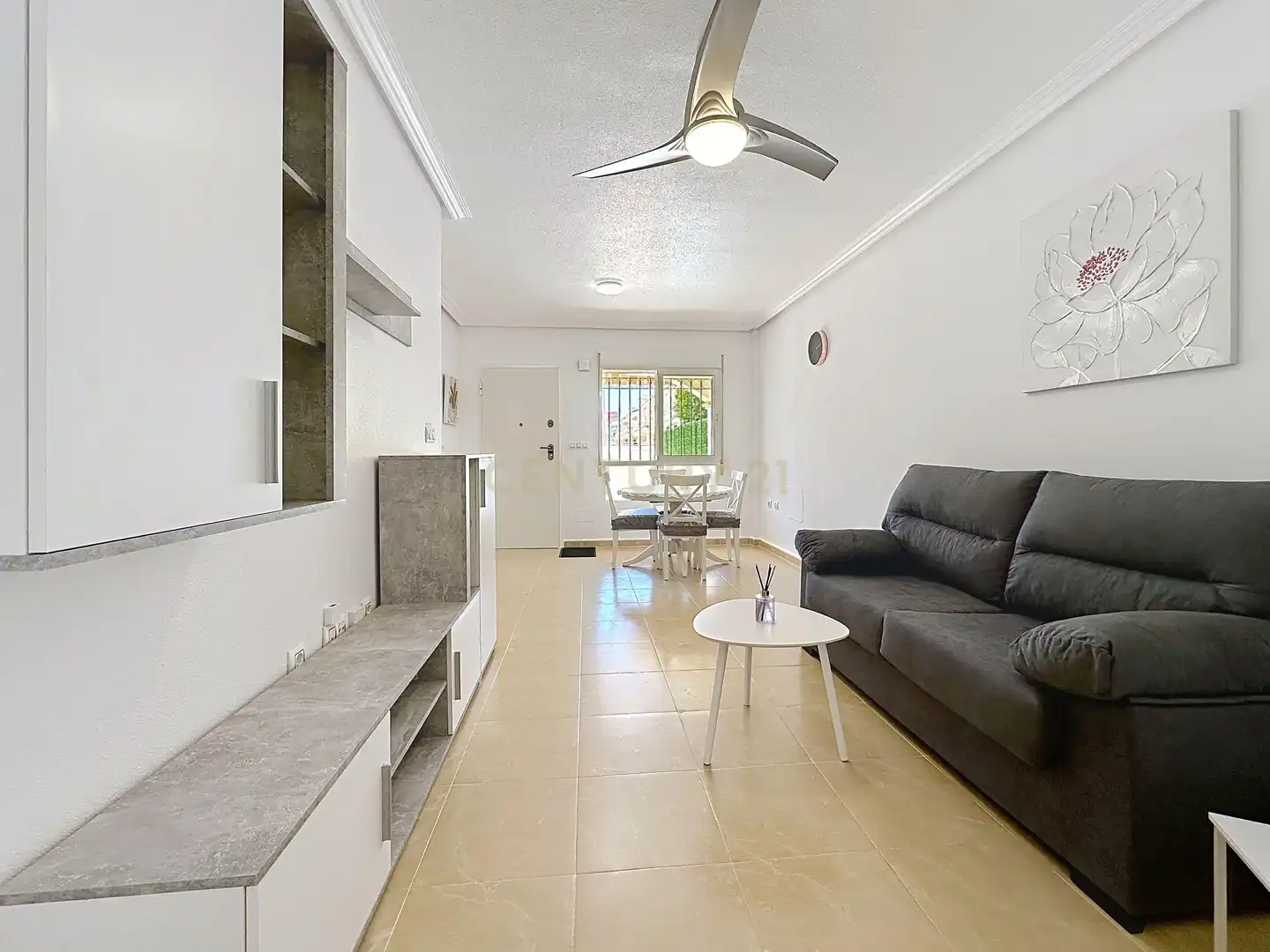 Sala de estar de Apartamento de alquiler en Orihuela con Aire acondicionado, Horno y Piscina comunitaria