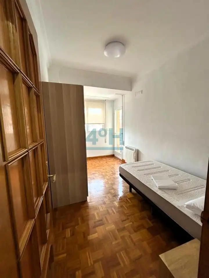 Bedroom of Flat for rent in Ourense Capital   with Heating, Parquet flooring and Balcony