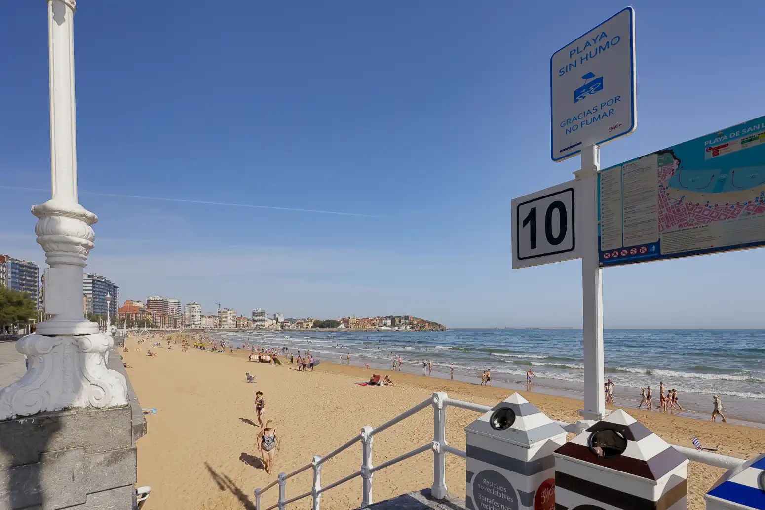 Vista exterior de Àtic en venda en Gijón  amb Calefacció, Parquet i Terrassa