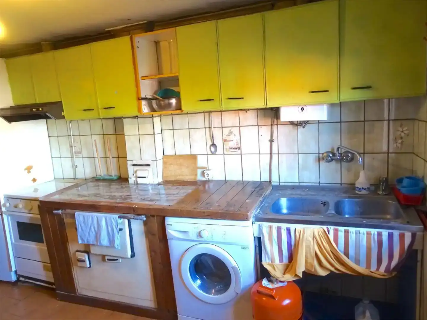 Cuina de Casa adosada en venda en Grañón amb Jardí privat, Traster i Moblat