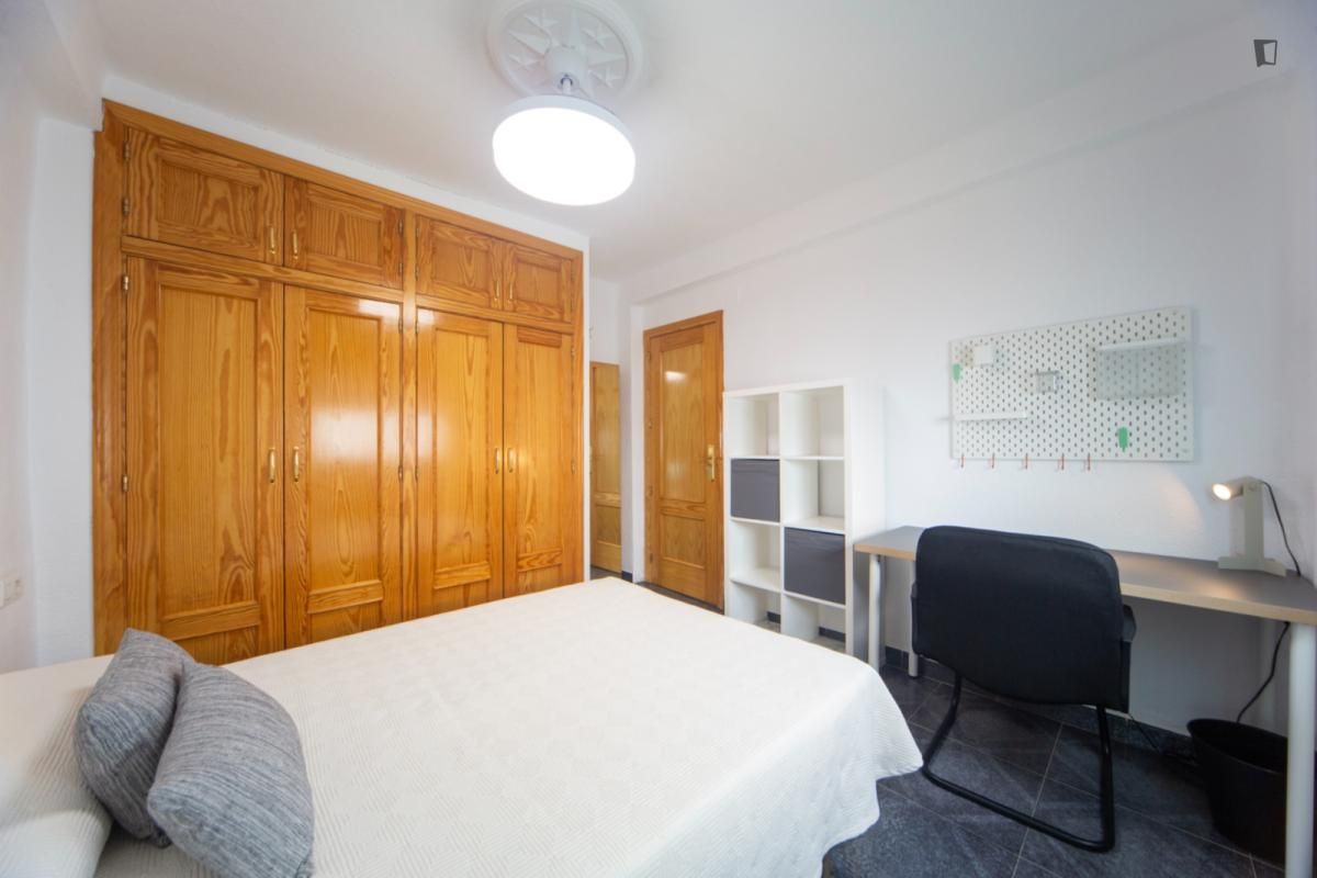 Dormitori de Apartament per a compartir en  Granada Capital amb Aire condicionat, Moblat i Forn