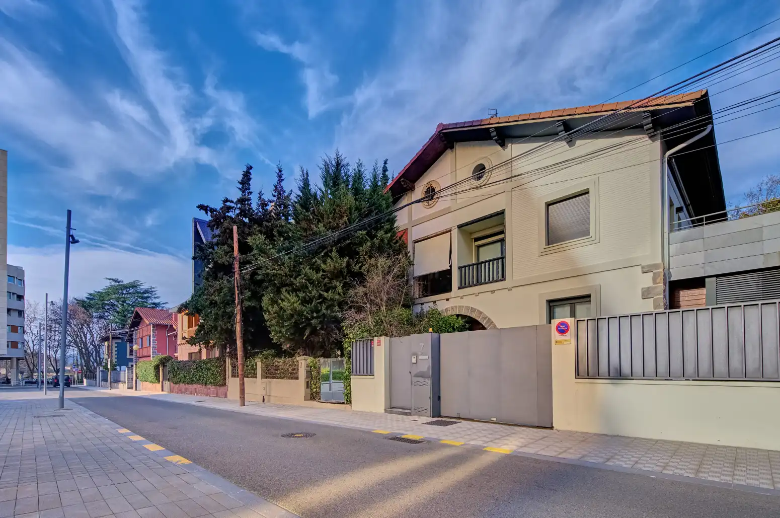 Vista exterior de Casa adosada en venta en  Pamplona / Iruña con Calefacción, Jardín privado y Parquet