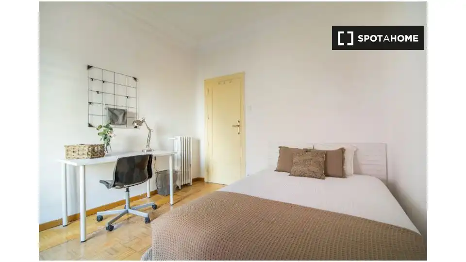 Bedroom of Flat for share in Madrid  with Air Conditioner, Heating and Furnished