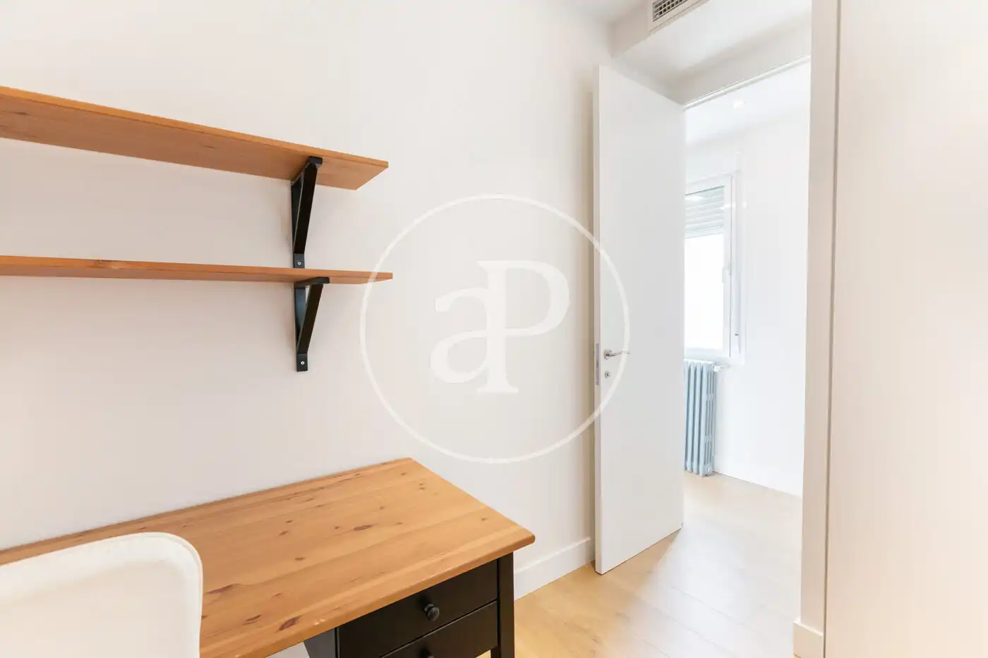 Schlafzimmer von Dachboden zur Miete in Madrid mit Klimaanlage, Heizung und Terrasse
