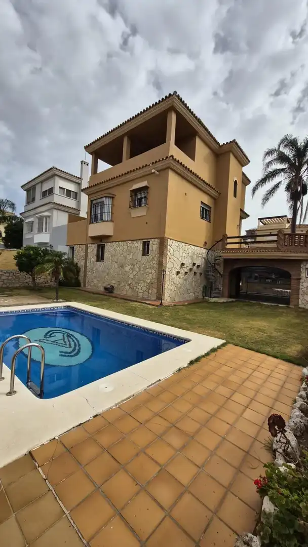 Vista exterior de Casa o xalet en venda en Algeciras amb Calefacció, Jardí privat i Terrassa