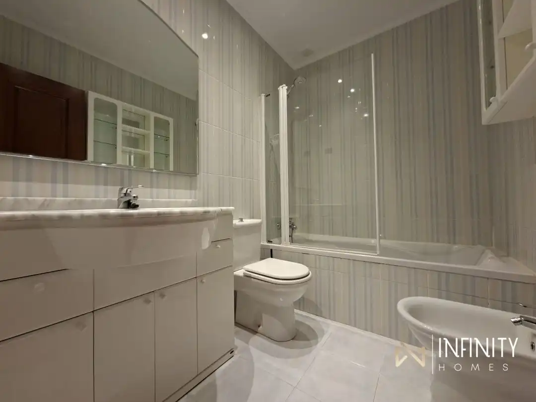 Badezimmer von Maisonette zur Miete in Bilbao  mit Heizung, Privatgarten und Terrasse