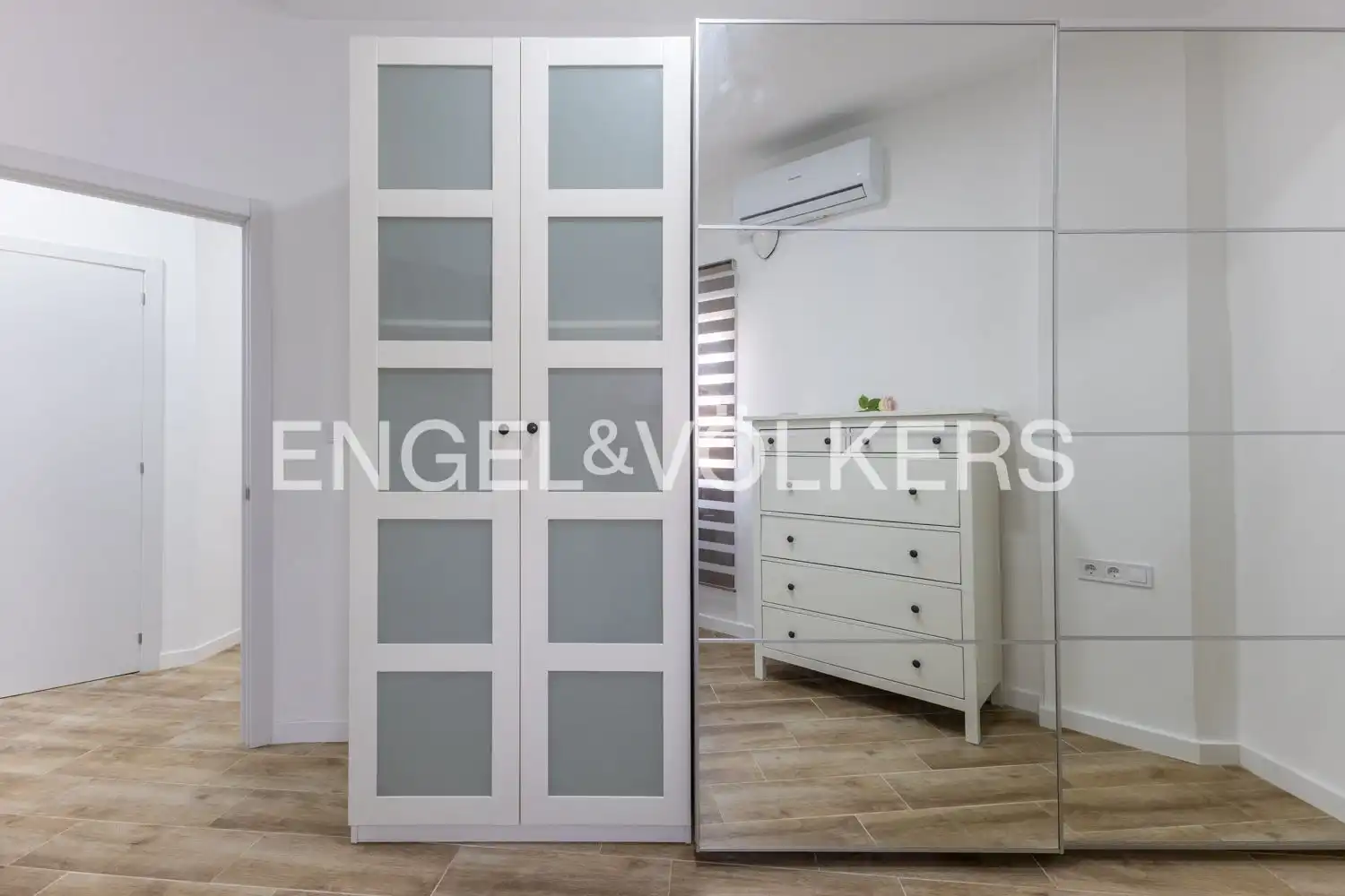 Bedroom of Flat for rent in Valencia  with Air Conditioner, Heating and Furnished