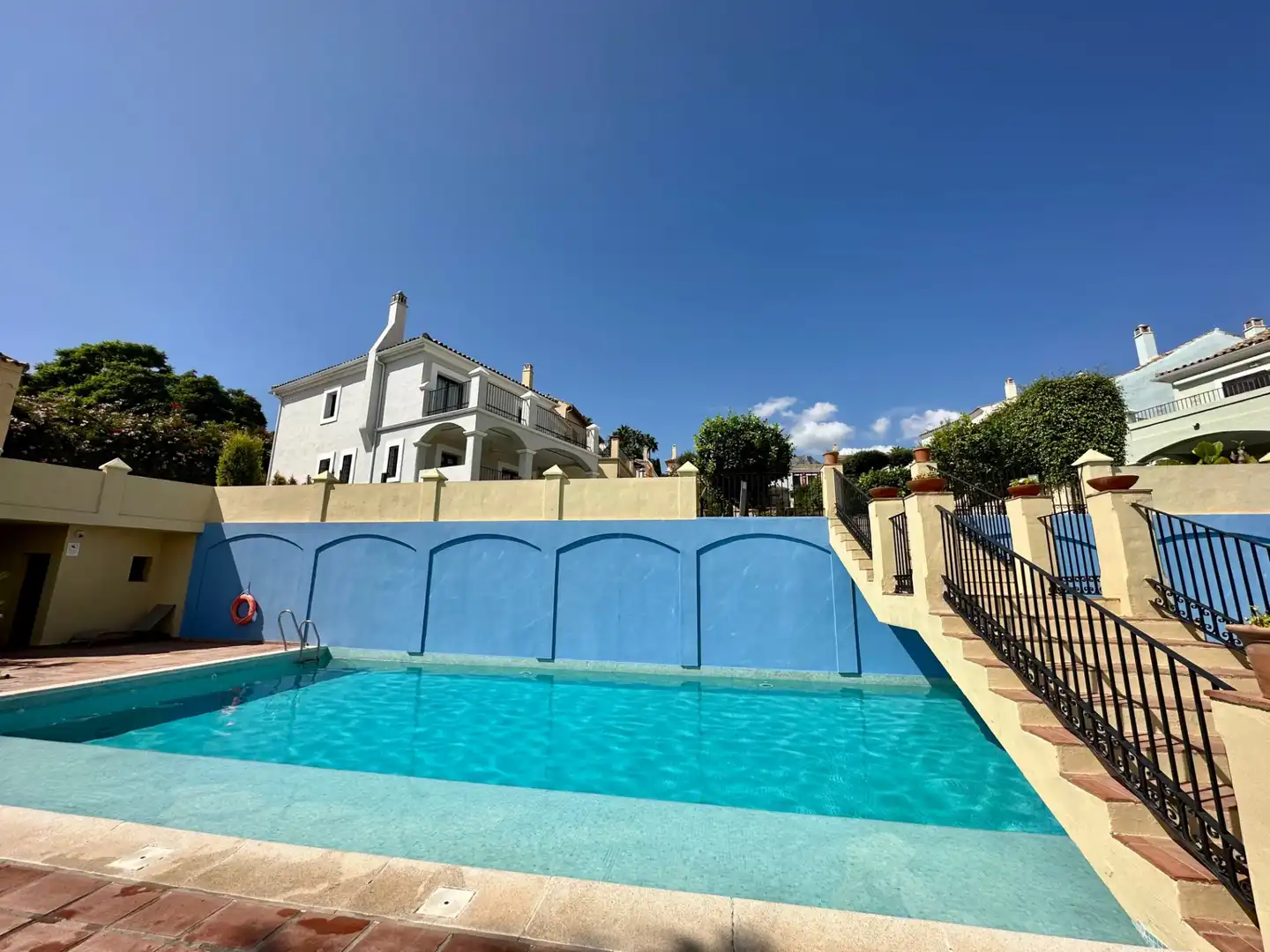 Schwimmbecken von Einfamilien-Reihenhaus zum Verkauf in Marbella mit Klimaanlage, Privatgarten und Terrasse