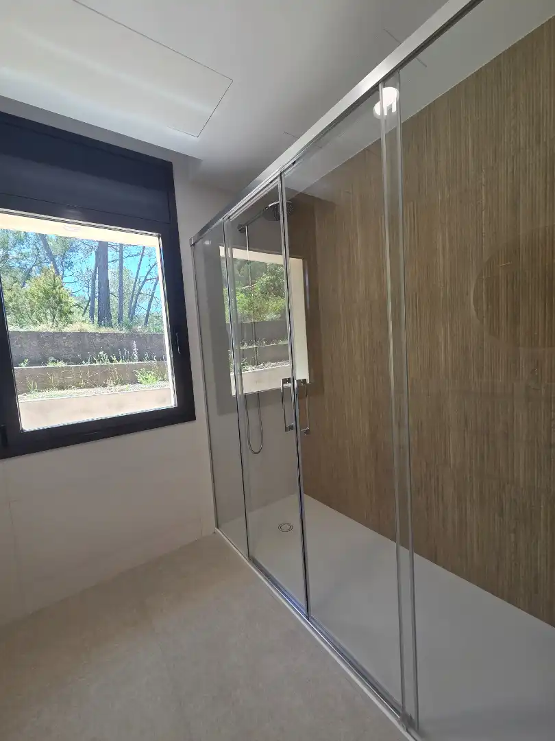 Bany de Casa o xalet en venda en Torrelles de Llobregat amb Aire condicionat, Calefacció i Jardí privat