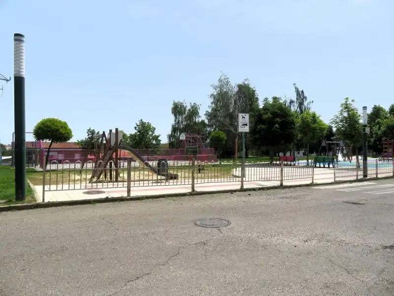Vista exterior de Casa o xalet en venda en San Andrés del Rabanedo amb Calefacció i Jardí privat
