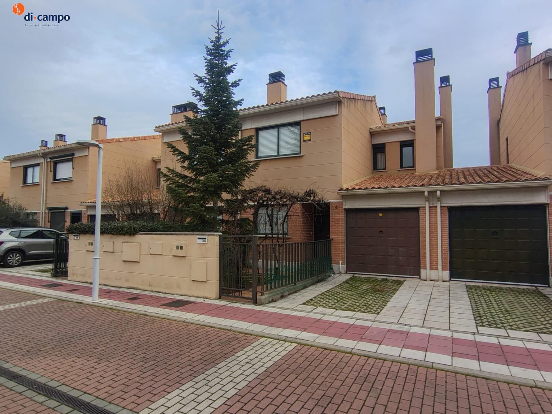 Vista exterior de Casa adosada en venda en Valladolid Capital amb Calefacció, Jardí privat i Terrassa