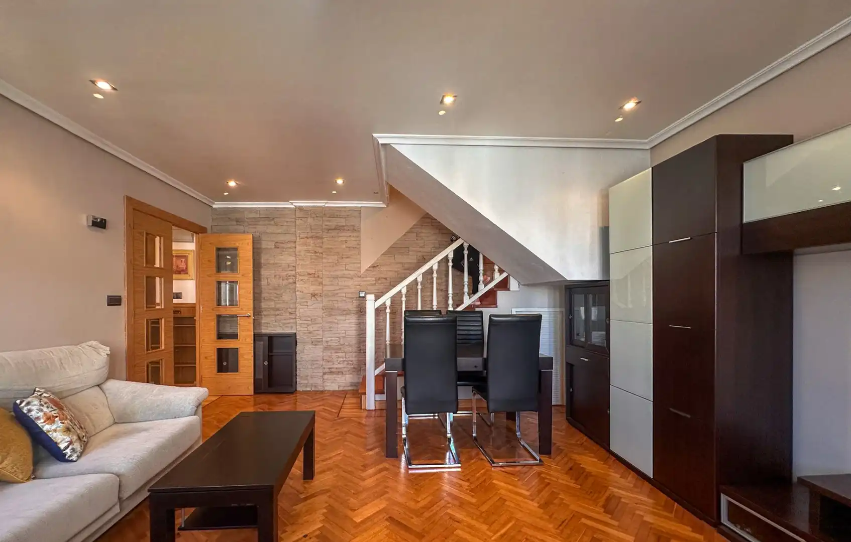 Sala de estar de Dúplex en venta en Santa Cruz de Bezana con Calefacción y Amueblado
