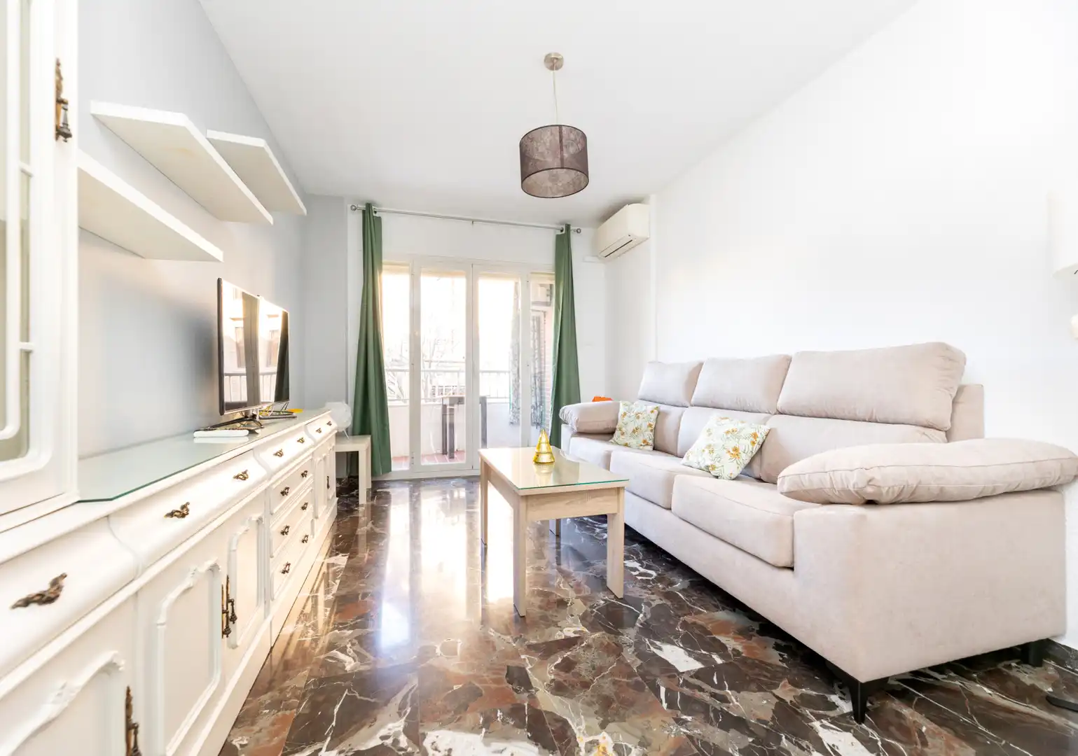 Flat with terrace to rent in Granada - CL SAN JUAN DE DIOS 26