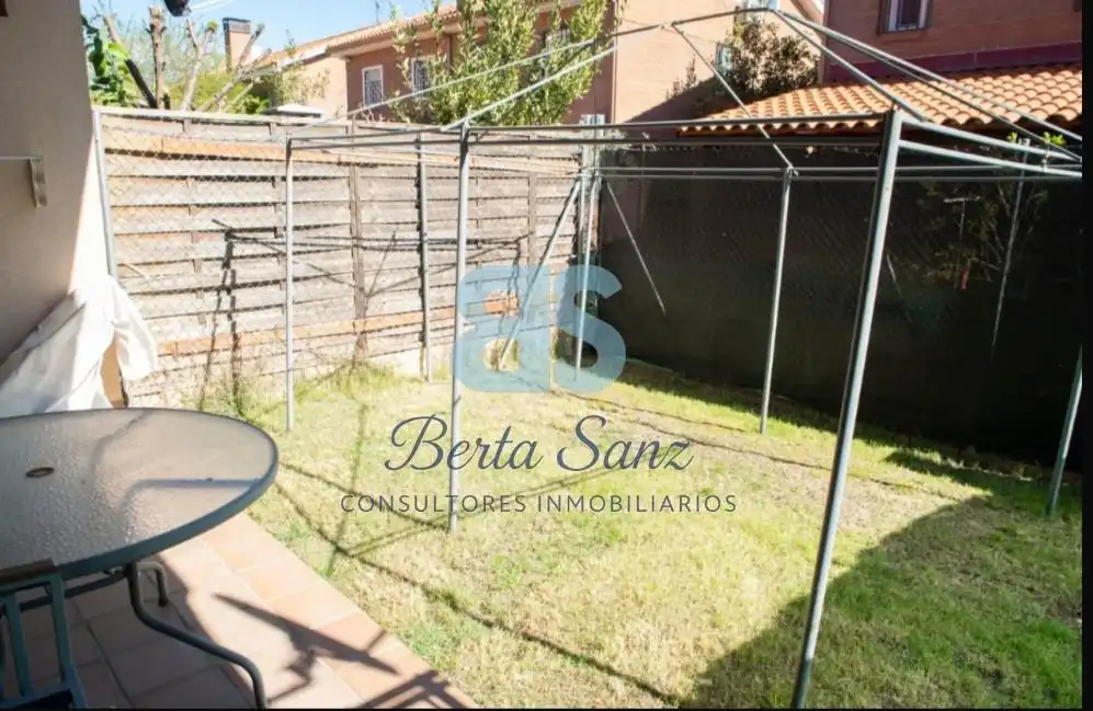 Jardín de Casa adosada en venta en Pioz con Aire acondicionado, Calefacción y Jardín privado