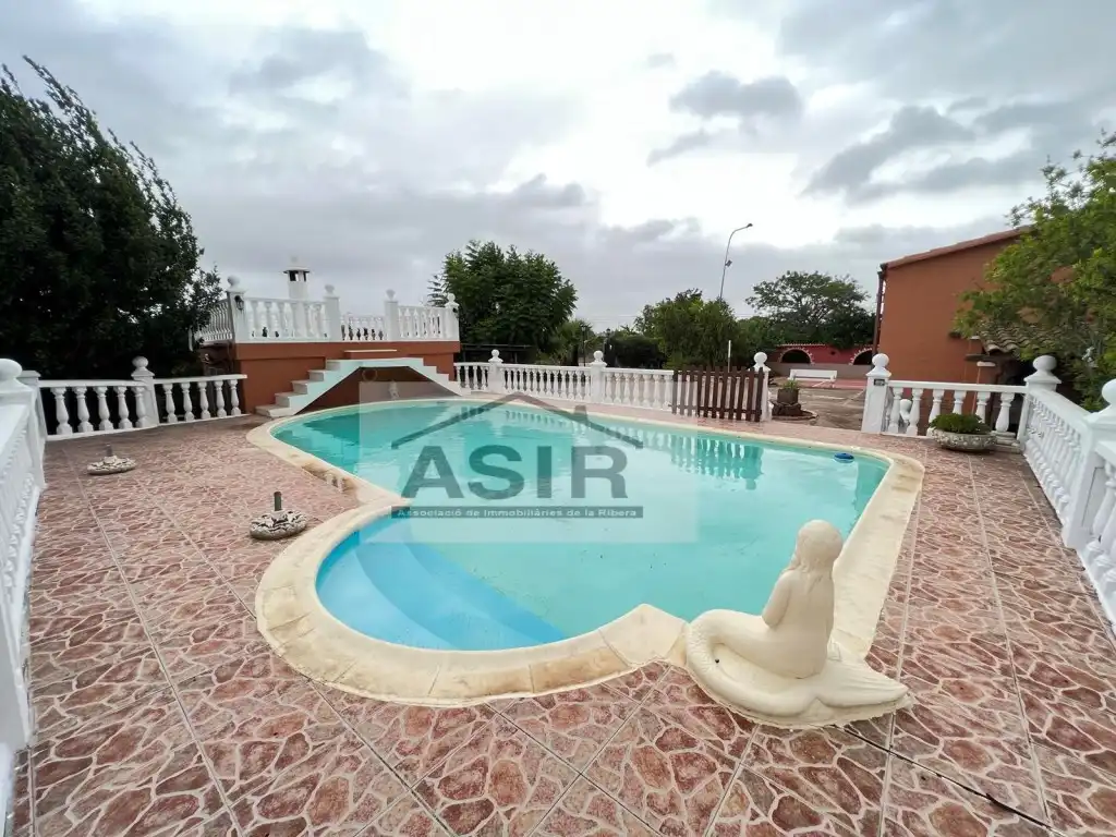 Xalet amb piscina en venda a Casc Urbà