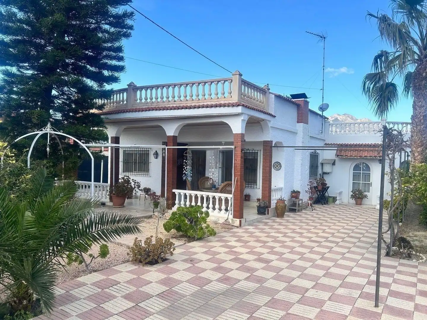Außenansicht von Haus oder Chalet zum Verkauf in Busot mit Klimaanlage, Privatgarten und Terrasse
